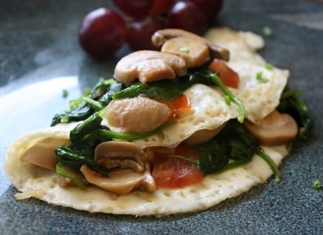 Egg White Veggie Omelet is loaded with kale, spinach, mushrooms, onion and tomatoes. This healthy breakfast is flavorful, filling and worth 4 weight watcher smartpoints