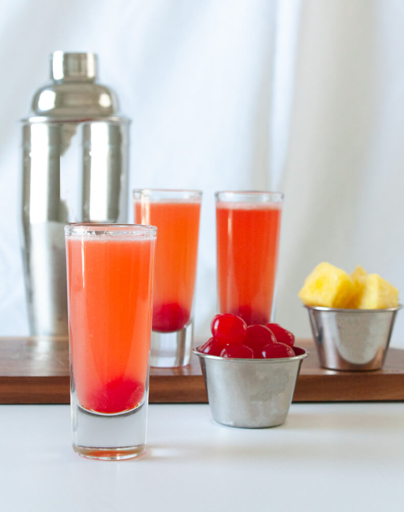 Chupitos de tarta de piña al revés