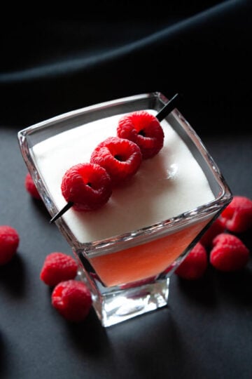 How to Make a French Martini Cocktail at Home  9
